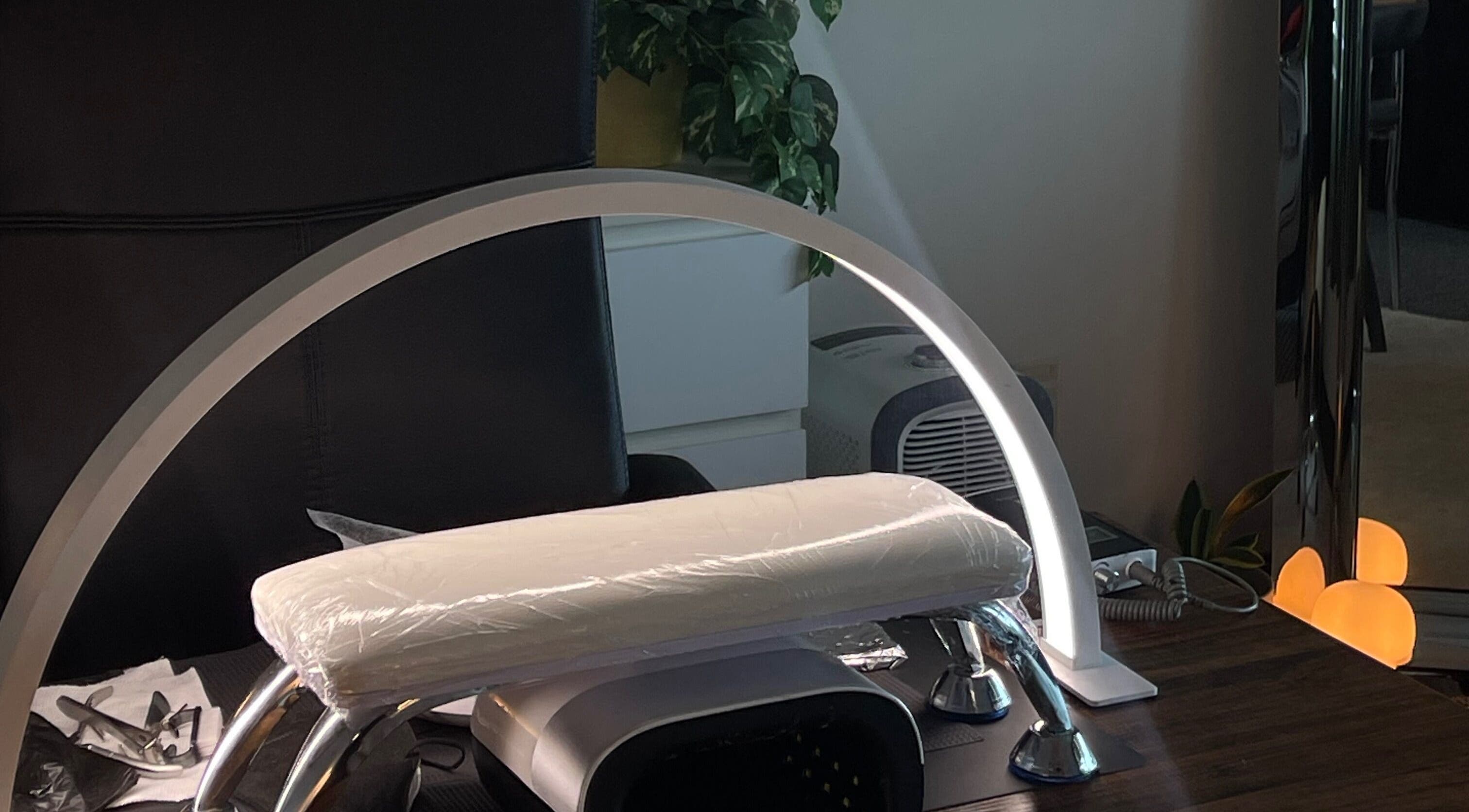 Station de manucure moderne à Neyls Studio, Québec, Québec, CA, avec lumière et équipement élégant.