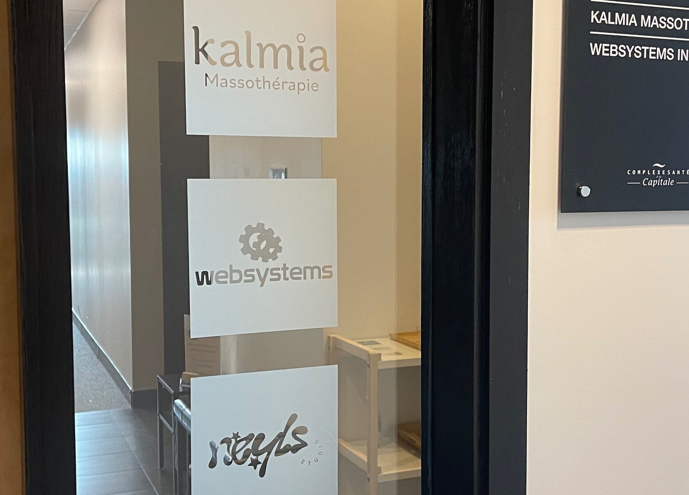 Entrée du Neyls Studio à Québec, Québec, CA avec des panneaux élégants.