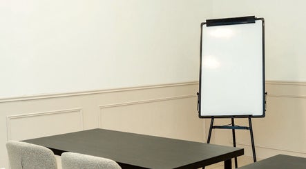 Salle minimaliste avec tableau à Maison V Paris, Paris, Île-de-france, FR.