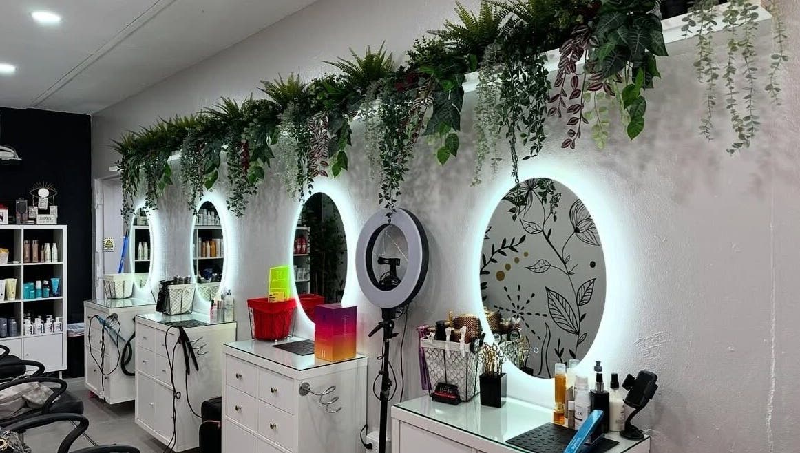 Modern beauty stations with floral decor at Ghel Stylist, Caguas, Caguas, PR.