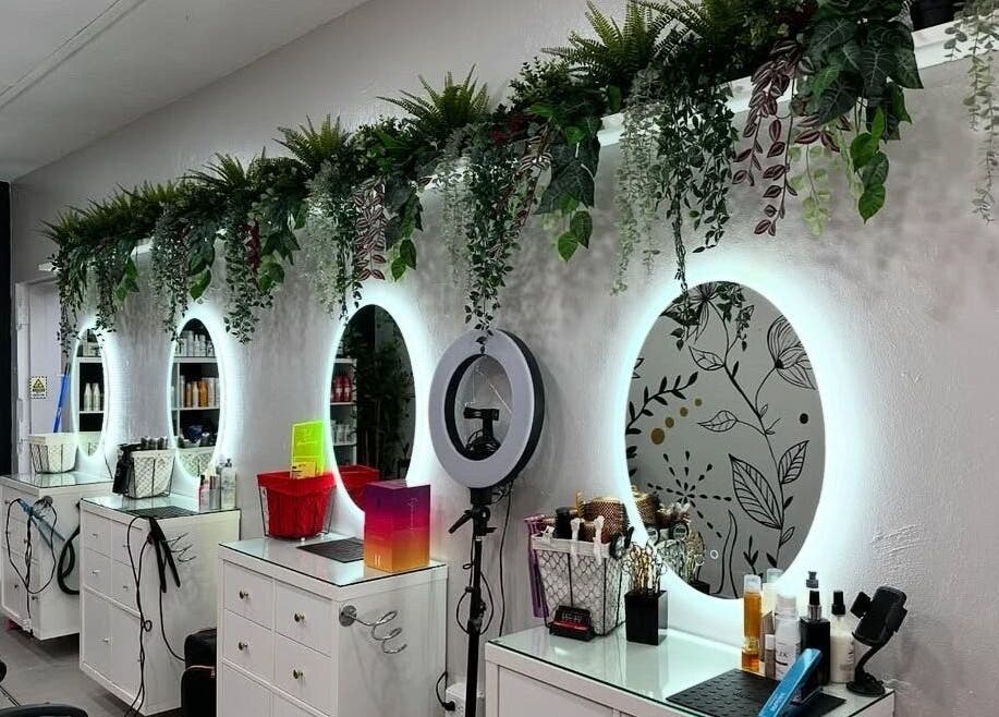 Modern beauty stations with floral decor at Ghel Stylist, Caguas, Caguas, PR.
