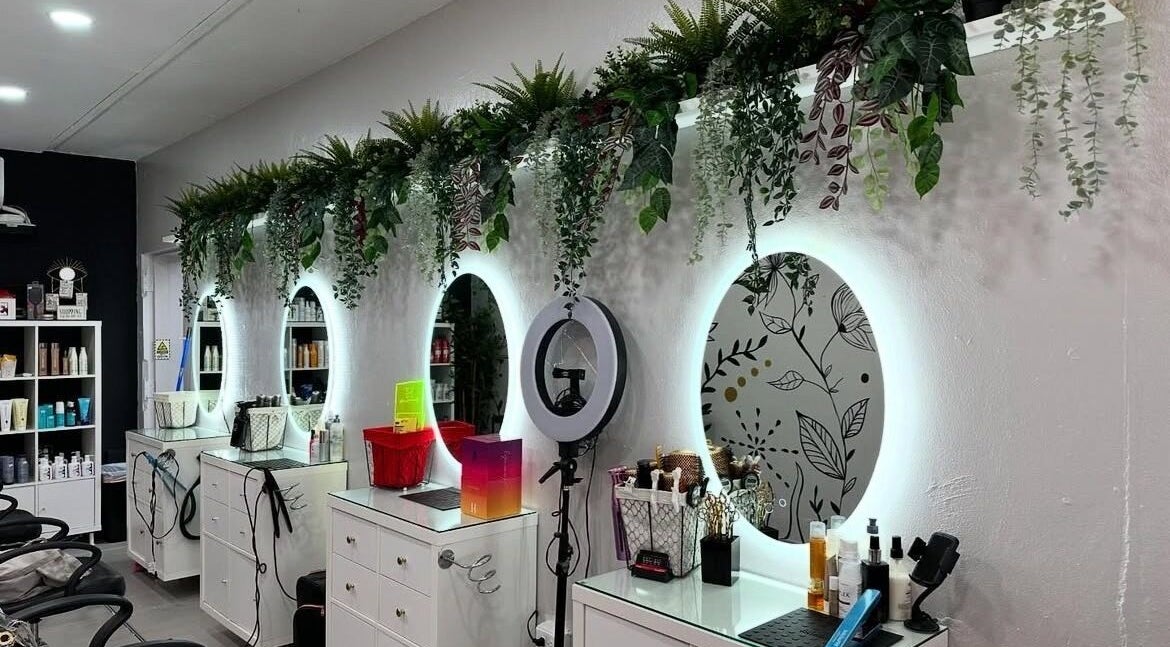 Modern beauty stations with floral decor at Ghel Stylist, Caguas, Caguas, PR.