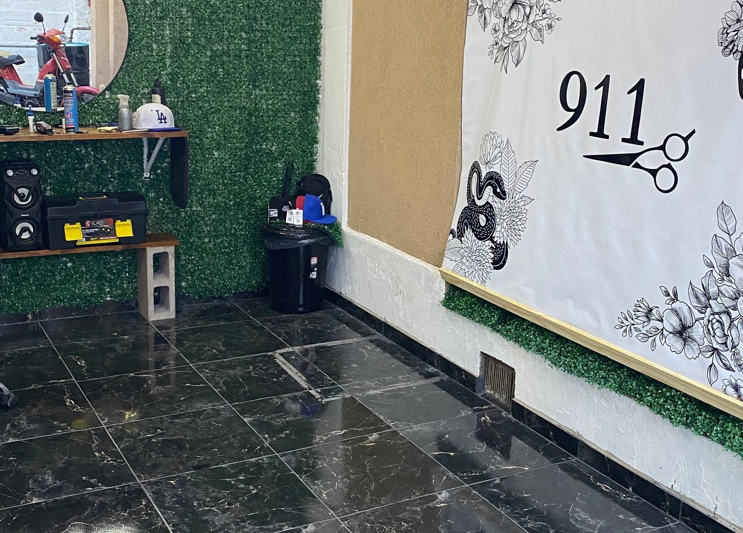 Interior moderno de Barber911 en José Marmol, Provincia De Buenos Aires, AR con detalles únicos y decoración elegante.