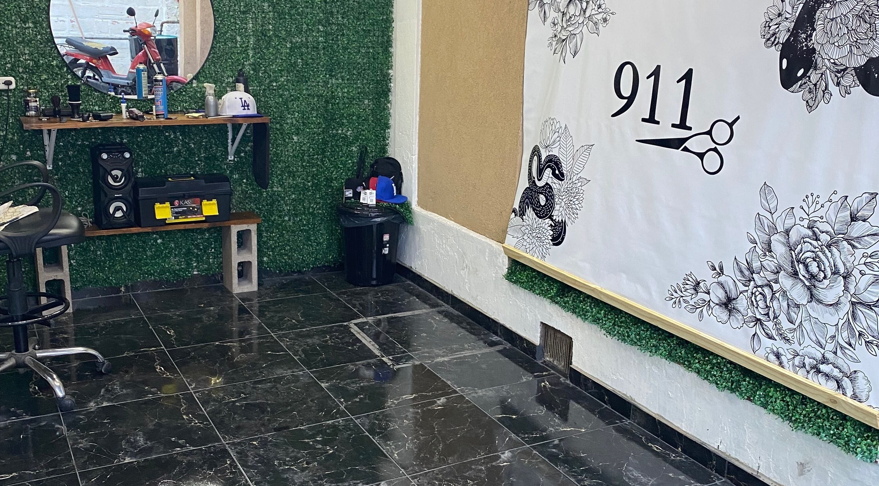 Interior moderno de Barber911 en José Marmol, Provincia De Buenos Aires, AR con detalles únicos y decoración elegante.