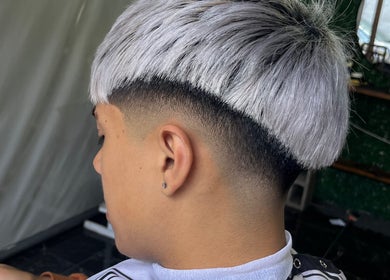Corte de cabello moderno en Barber911, José Marmol, Provincia De Buenos Aires, AR.