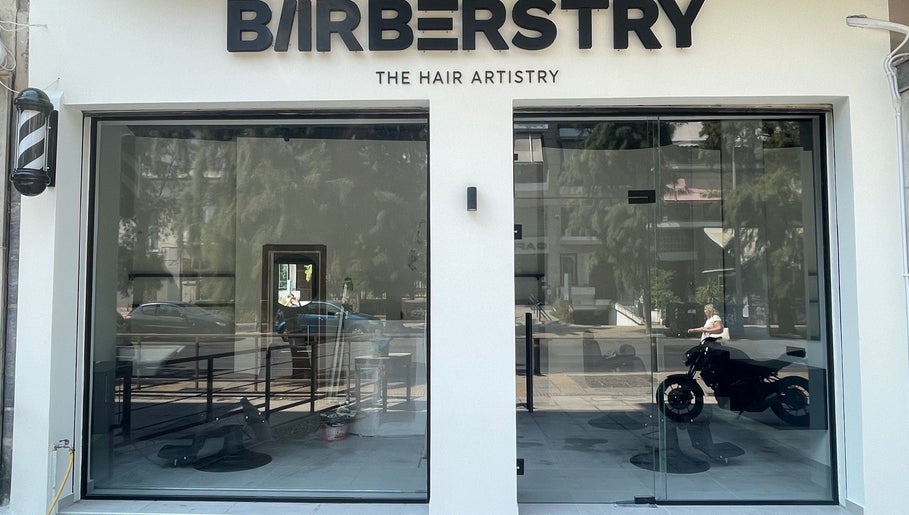 Εξωτερικό κατάστημα Barberstry στην Αθήνα, GR με πινακίδα και γυάλινη πρόσοψη.