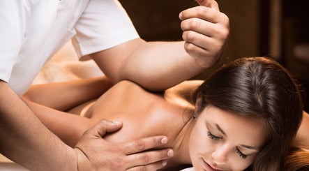 Luxe massage bij Anoubis in Mortsel, Vlaanderen, BE voor ultieme ontspanning en welzijn.