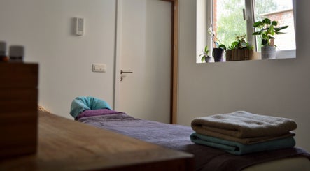 Ontspan in de serene massageruimte van Anoubis, Schoolstraat, 2110 Wijnegem, Vlaanderen, BE.