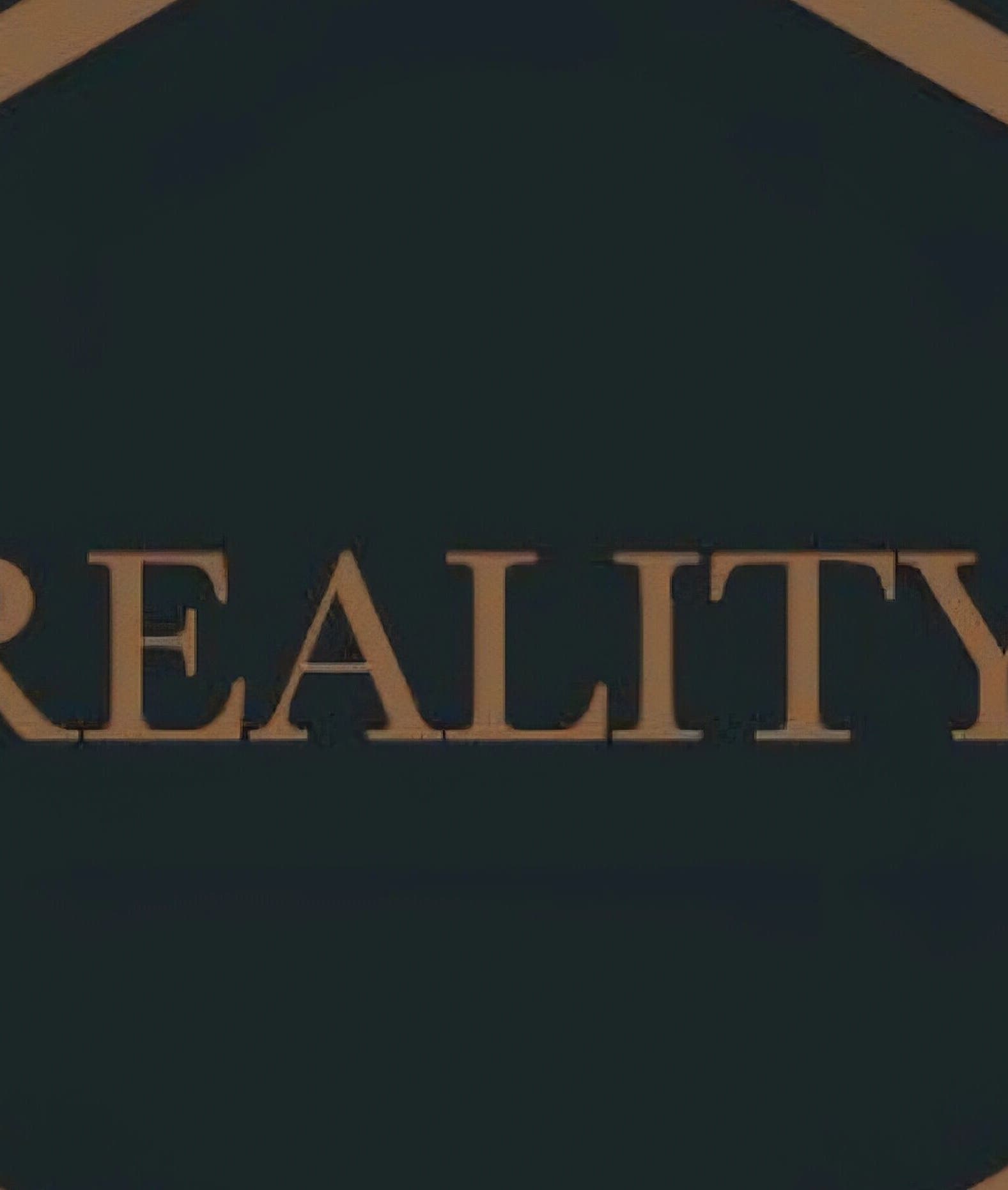 Logo della sede Reality a Salerno, Campania, IT. Design elegante su sfondo scuro.