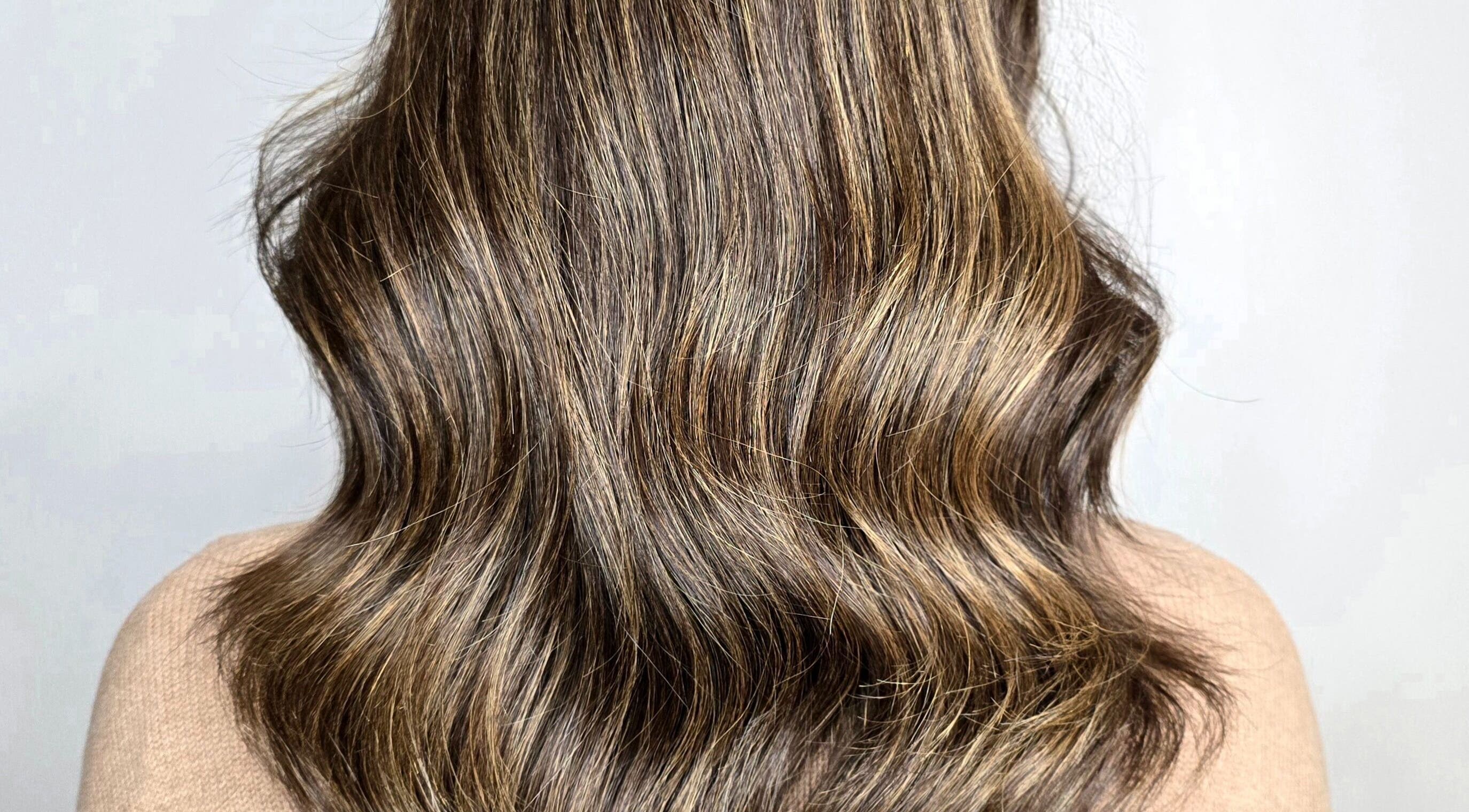 Capelli ondulati e lucenti presso Reality, Salerno, Campania, IT.