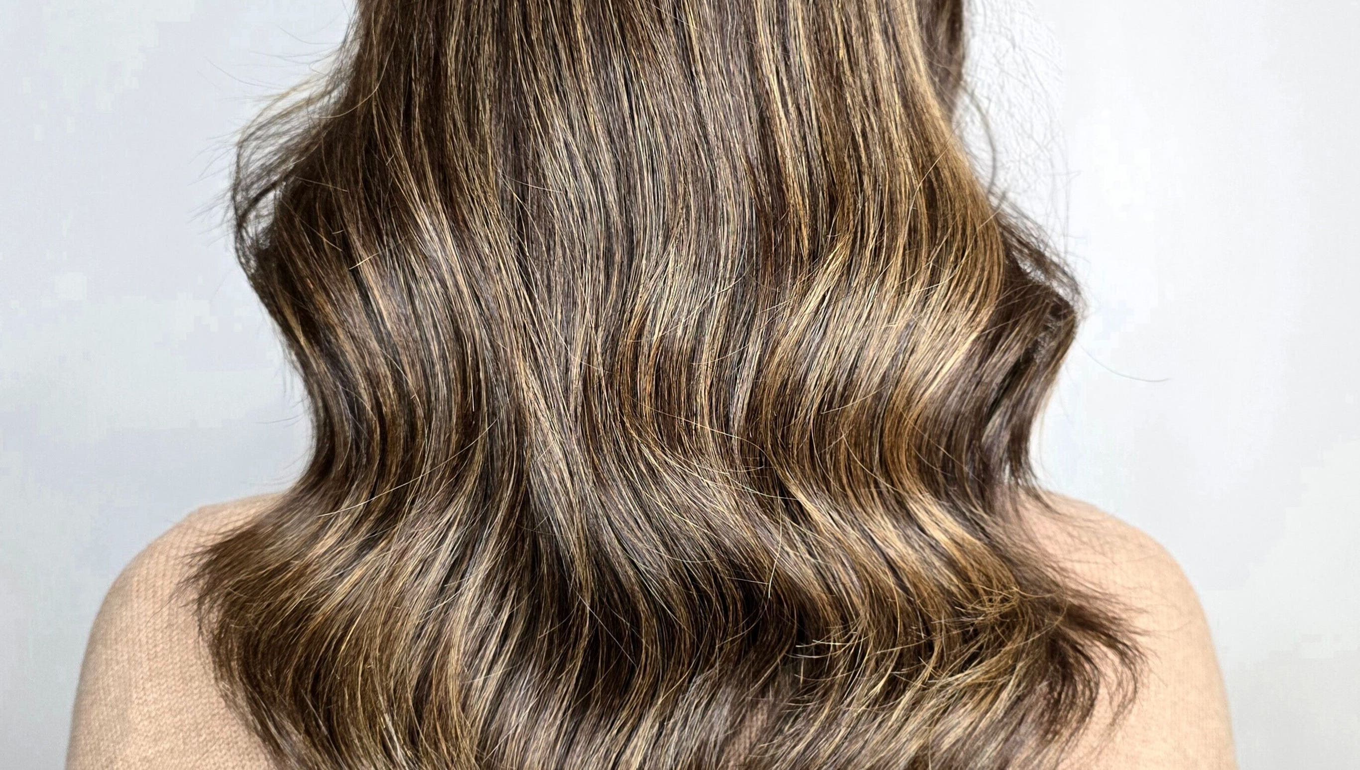 Capelli ondulati e lucenti presso Reality, Salerno, Campania, IT.