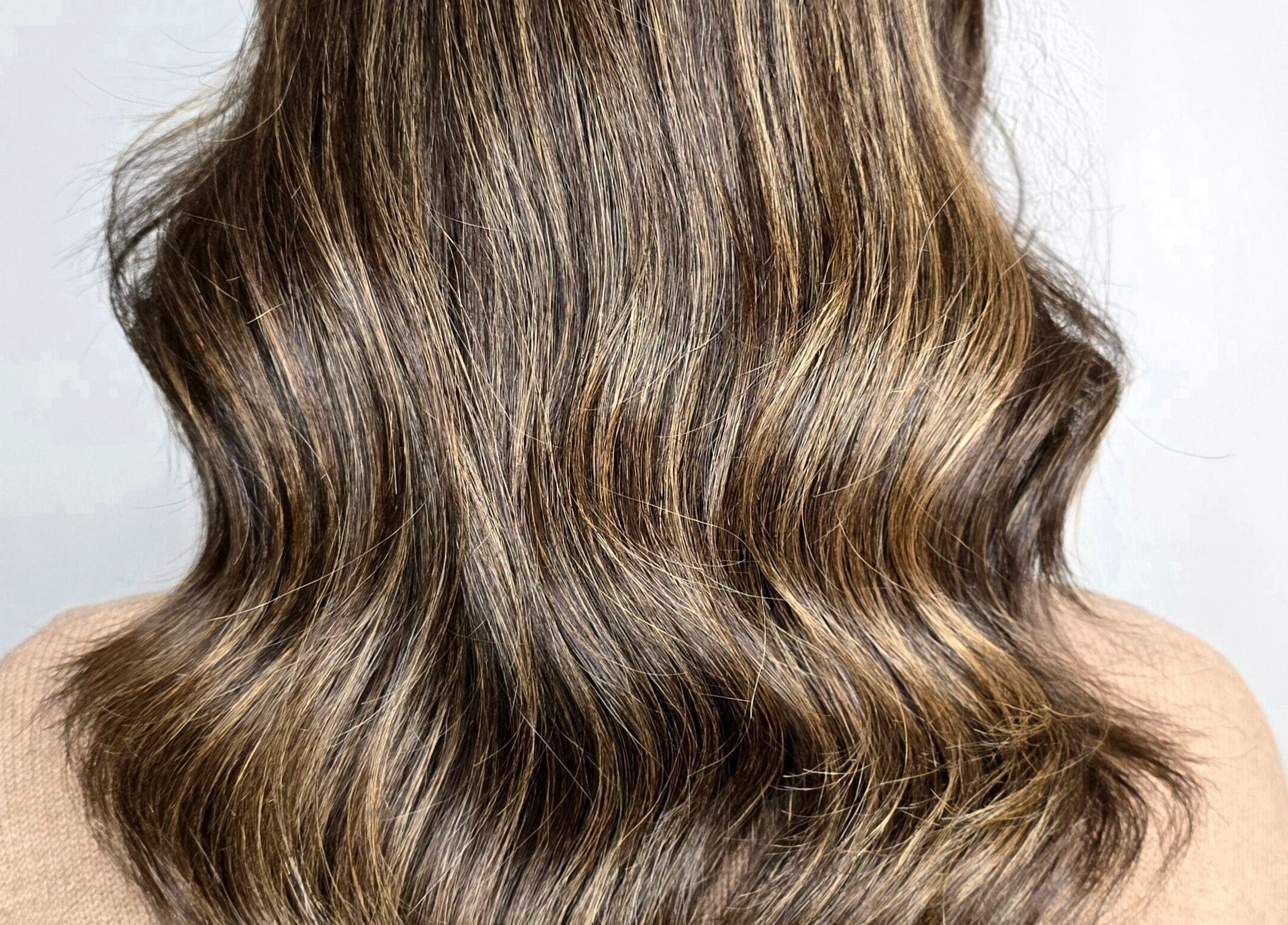 Capelli ondulati e lucenti presso Reality, Salerno, Campania, IT.