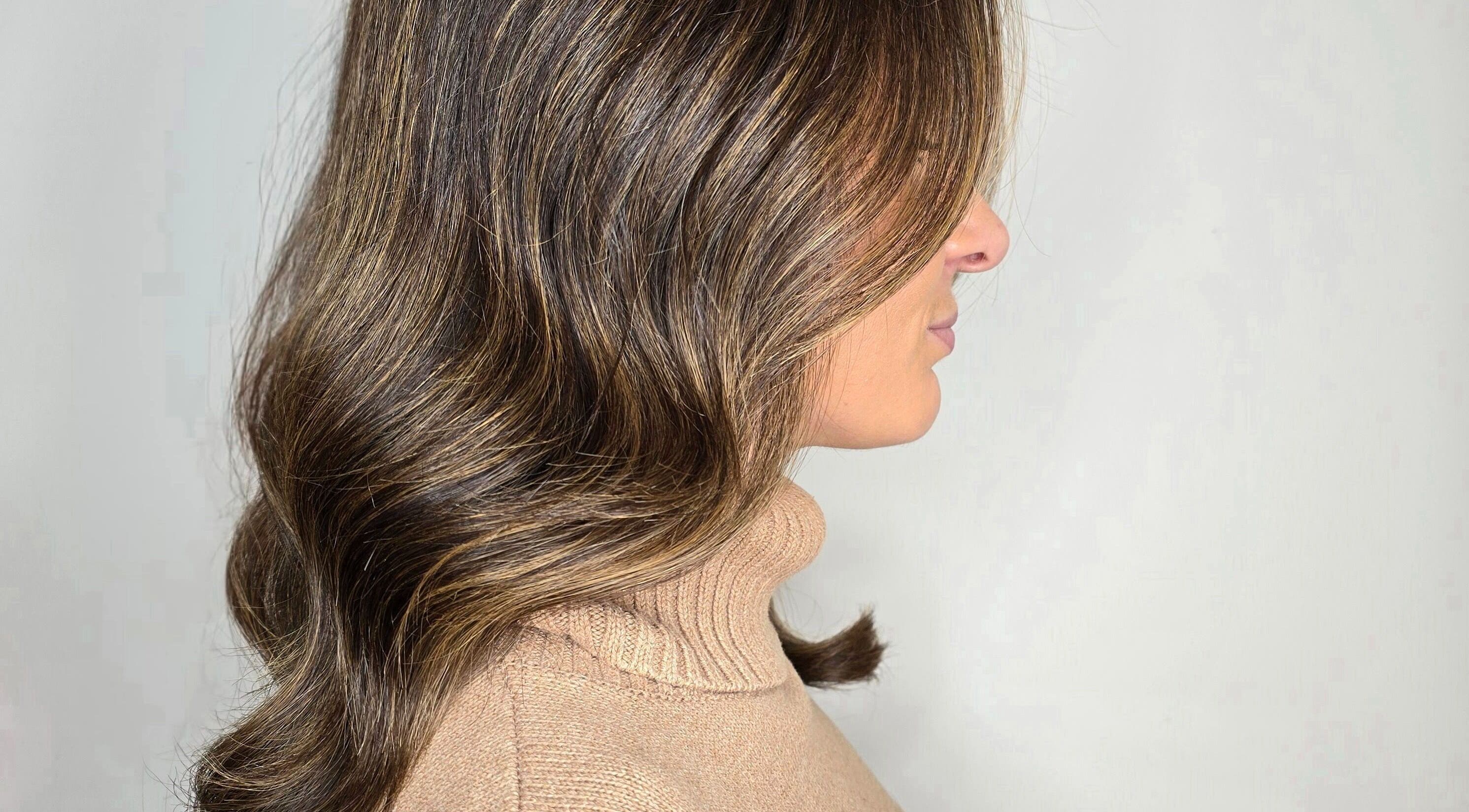 Acconciatura elegante presso Reality, Salerno, Campania, IT, con riflessi naturali.