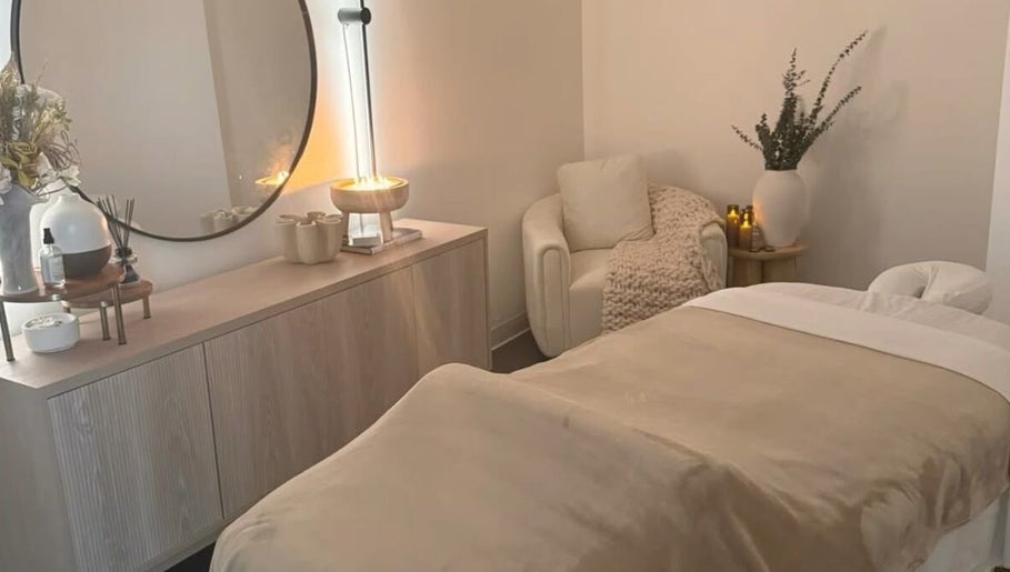 Salle de soin apaisante à Intempor’L, Château-porcien, Grand Est, FR, avec lit de massage élégant.