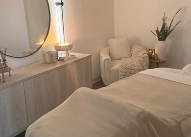 Salle de soin apaisante à Intempor’L, Château-porcien, Grand Est, FR, avec lit de massage élégant.