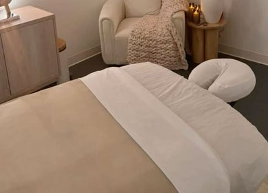 Salle de massage relaxante à Intempor’L, Château-porcien, Grand Est, FR avec lit douillet et fauteuil confortable.