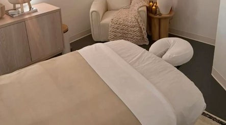 Salle de massage relaxante à Intempor’L, Château-porcien, Grand Est, FR avec lit douillet et fauteuil confortable.