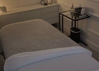 Salle de massage accueillante chez Intempor’L, Château-porcien, Grand Est, FR, avec une ambiance apaisante.