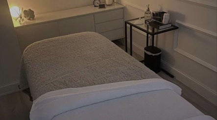 Salle de massage accueillante chez Intempor’L, Château-porcien, Grand Est, FR, avec une ambiance apaisante.