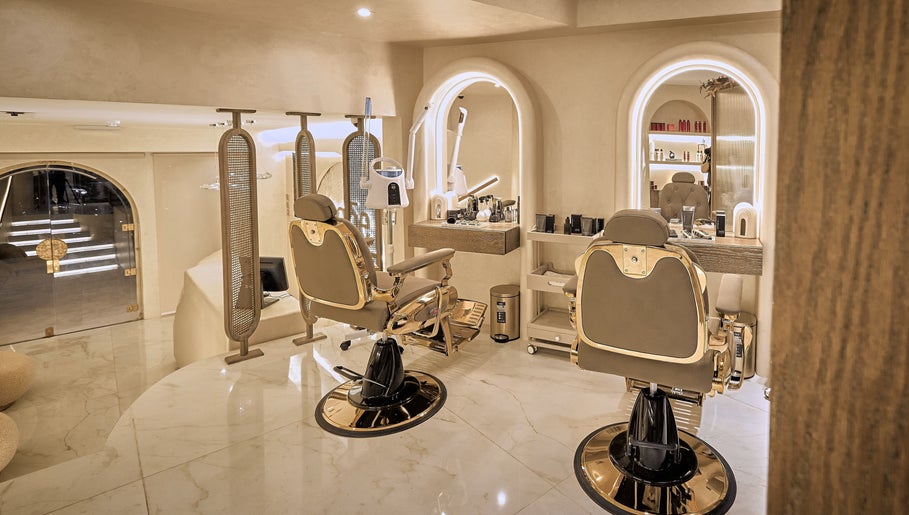ديكور داخلي راقٍ في Code Barber&Spa، موقع جاذبية في حائل، جدة، المملكة العربية السعودية.