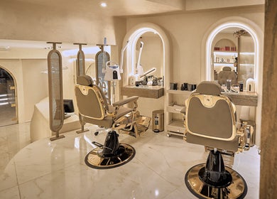 ديكور داخلي راقٍ في Code Barber&Spa، موقع جاذبية في حائل، جدة، المملكة العربية السعودية.