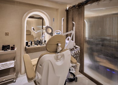 غرفة سبا حديثة في Code Barber&Spa بجدة، حائل مع كرسي علاجي ومرايا أنيقة.