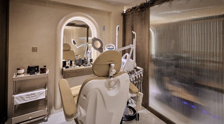غرفة سبا حديثة في Code Barber&Spa بجدة، حائل مع كرسي علاجي ومرايا أنيقة.