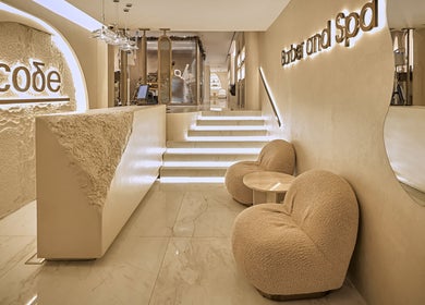 مدخل فخم في Code Barber&Spa بجدة، منطقة حائل، المملكة العربية السعودية، يتميز بتصميم داخلي حديث.