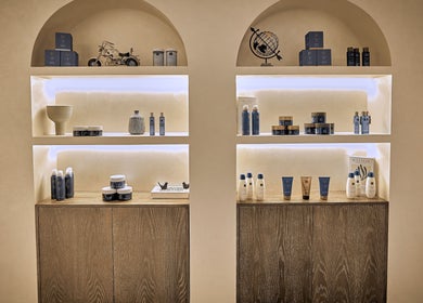 منتجات تجميل على رفوف خشبية في Code Barber&Spa، جدة، حائل بروڤنس، السعودية.