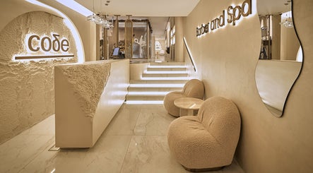 مدخل حديث في Code Barber&Spa، جدة، منطقة مكة، السعودية. تصميم داخلي راقي وأنيق يعزز تجربة الرفاهية.