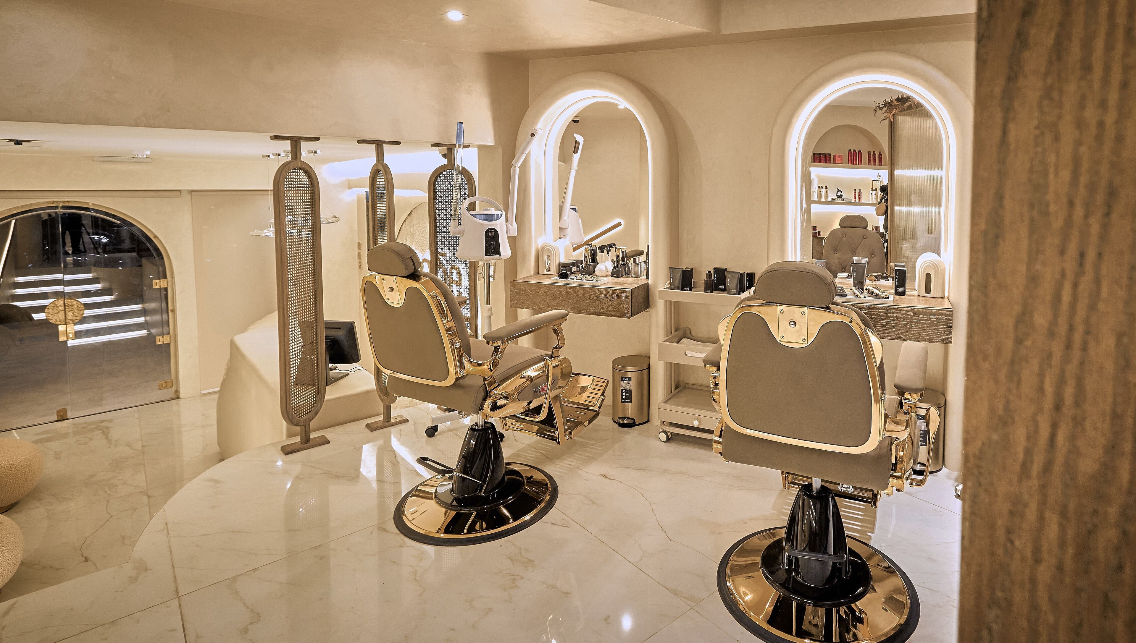 غرفة حلاقة فاخرة في Code Barber&Spa، جدة، منطقة مكة، السعودية مزودة بتجهيزات حديثة ومقاعد باروكية مذهبة.