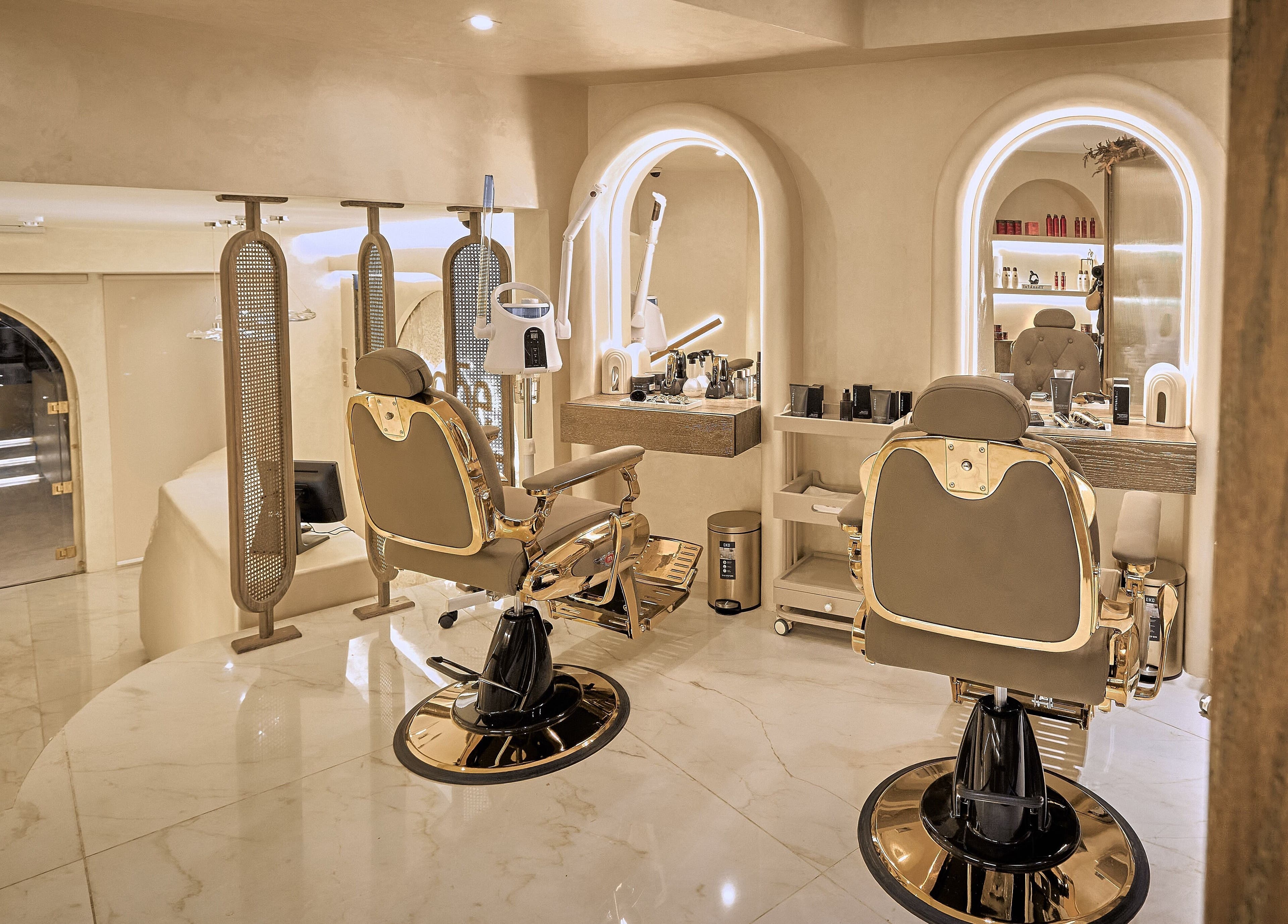 غرفة حلاقة فاخرة في Code Barber&Spa، جدة، منطقة مكة، السعودية مزودة بتجهيزات حديثة ومقاعد باروكية مذهبة.