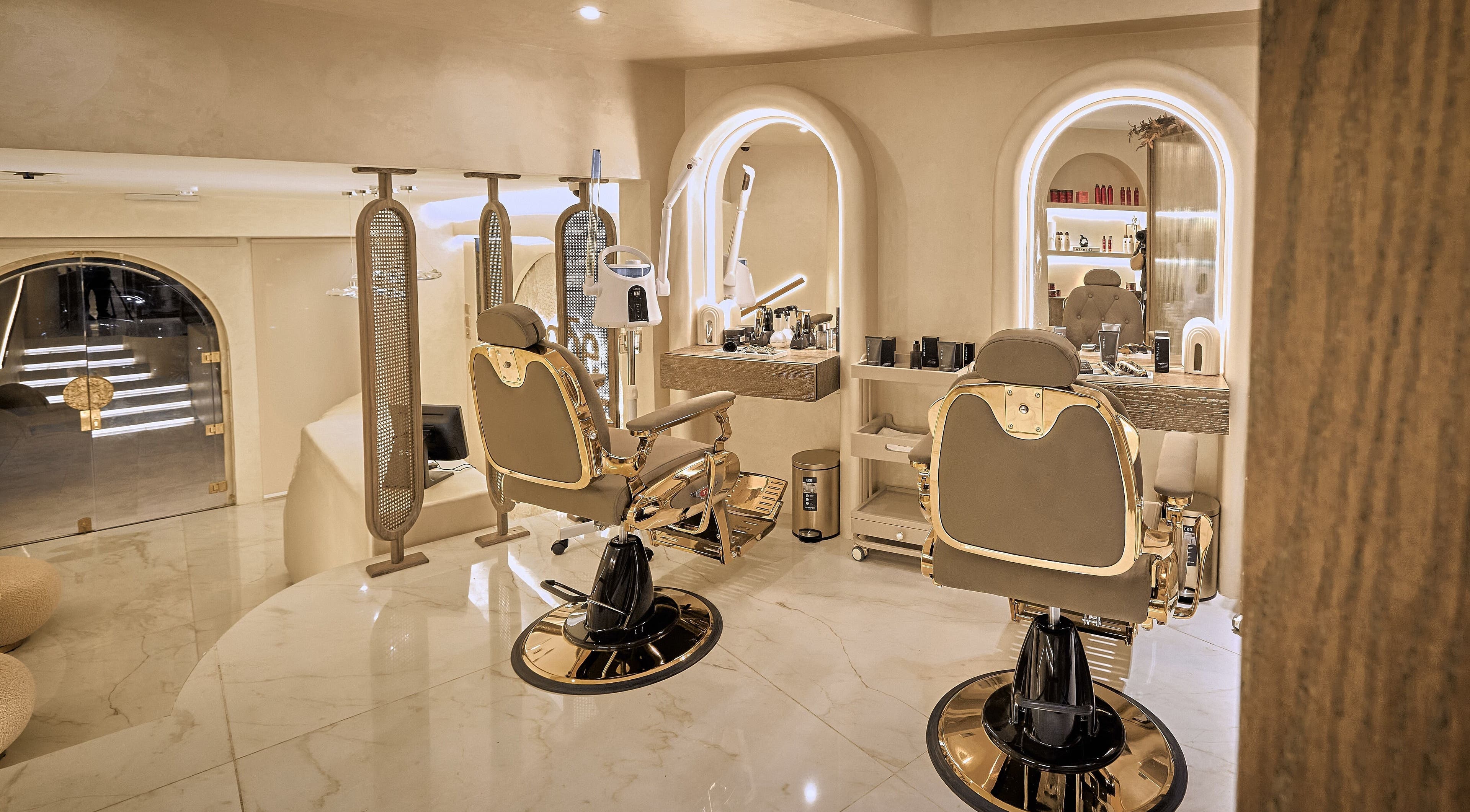 غرفة حلاقة فاخرة في Code Barber&Spa، جدة، منطقة مكة، السعودية مزودة بتجهيزات حديثة ومقاعد باروكية مذهبة.