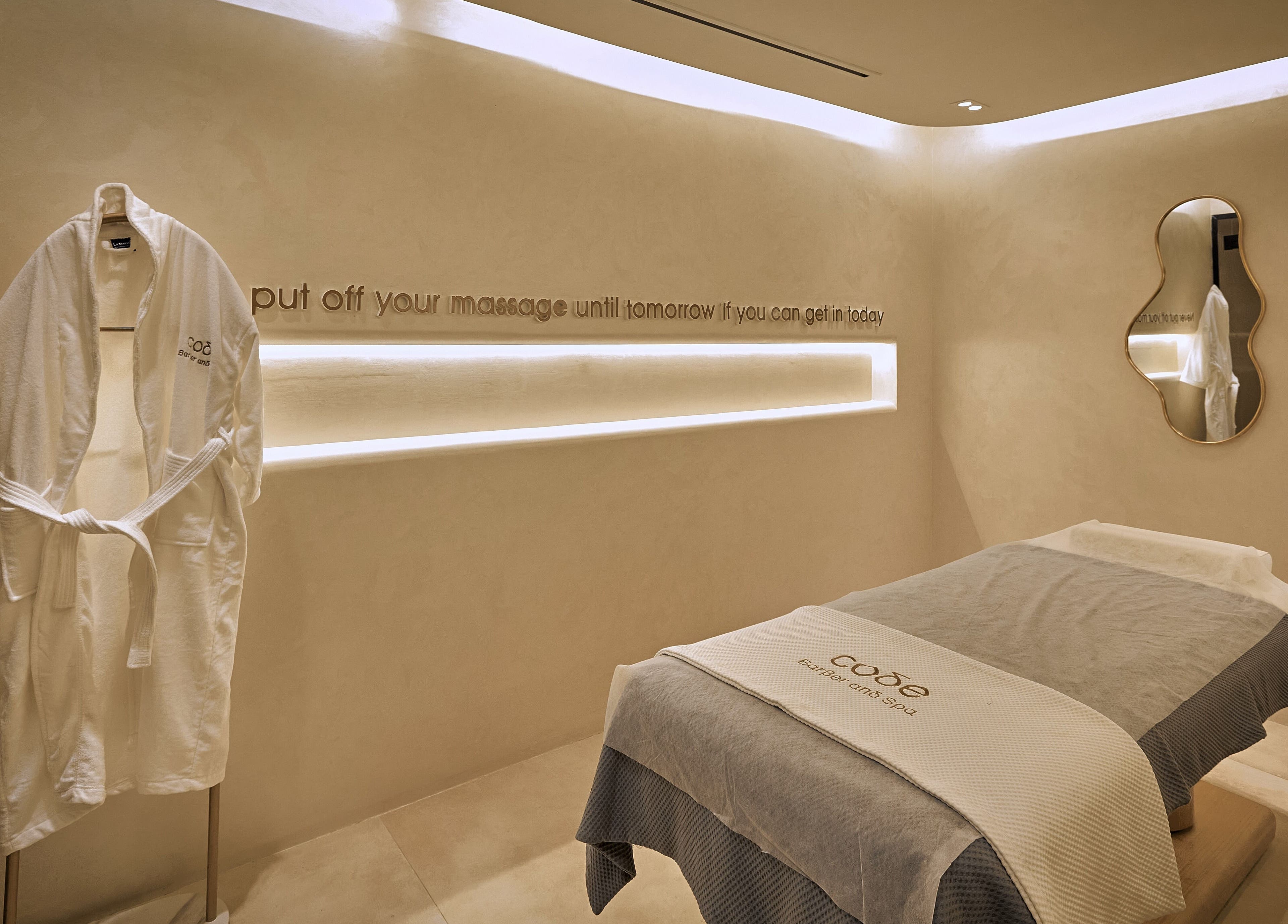 غرفة تدليك في Code Barber&Spa، جدة، منطقة مكة، السعودية. مصممة بأناقة للاسترخاء المثالي.