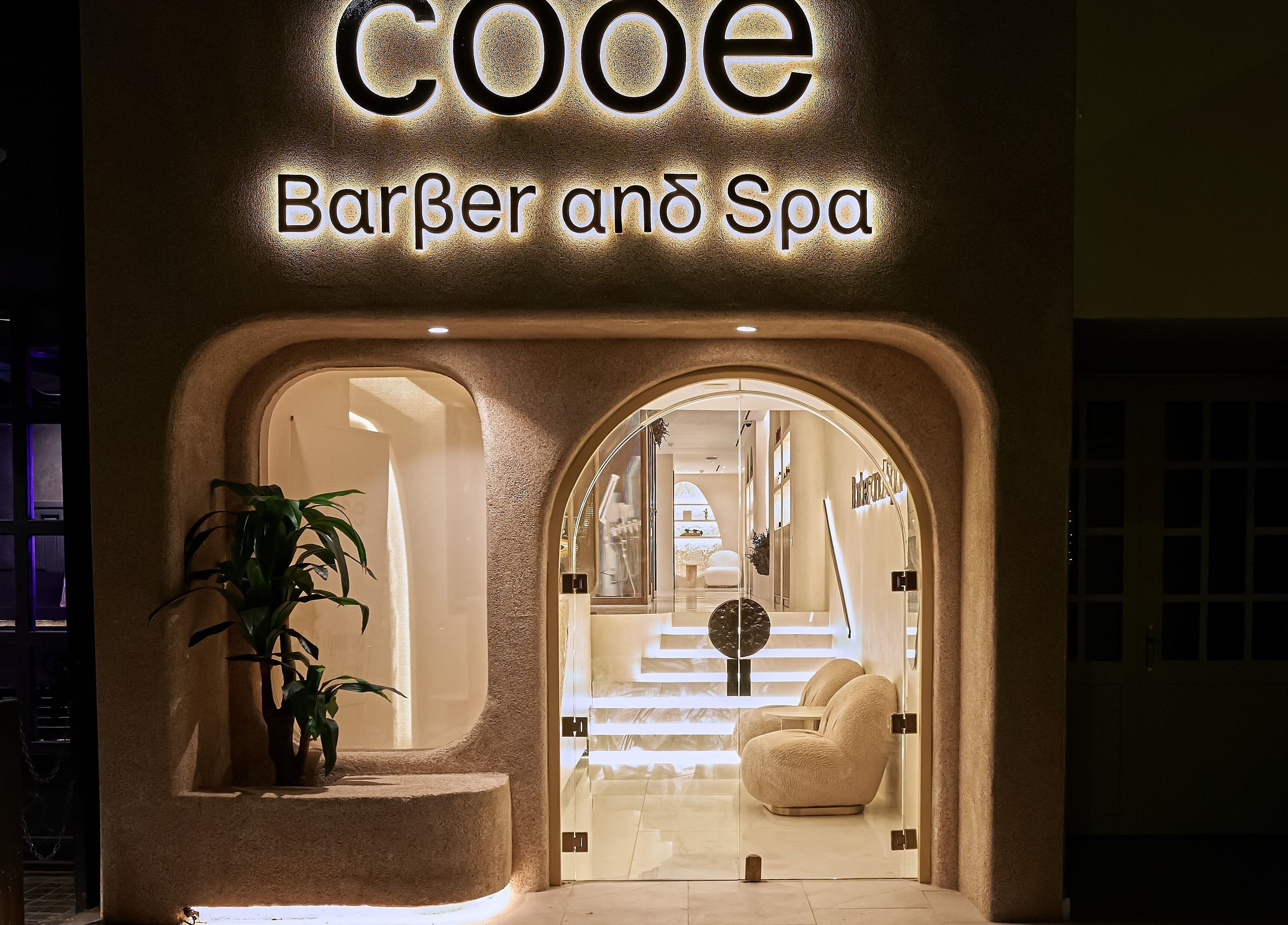 مدخل Code Barber&Spa المضاء في جدة، منطقة مكة، السعودية.