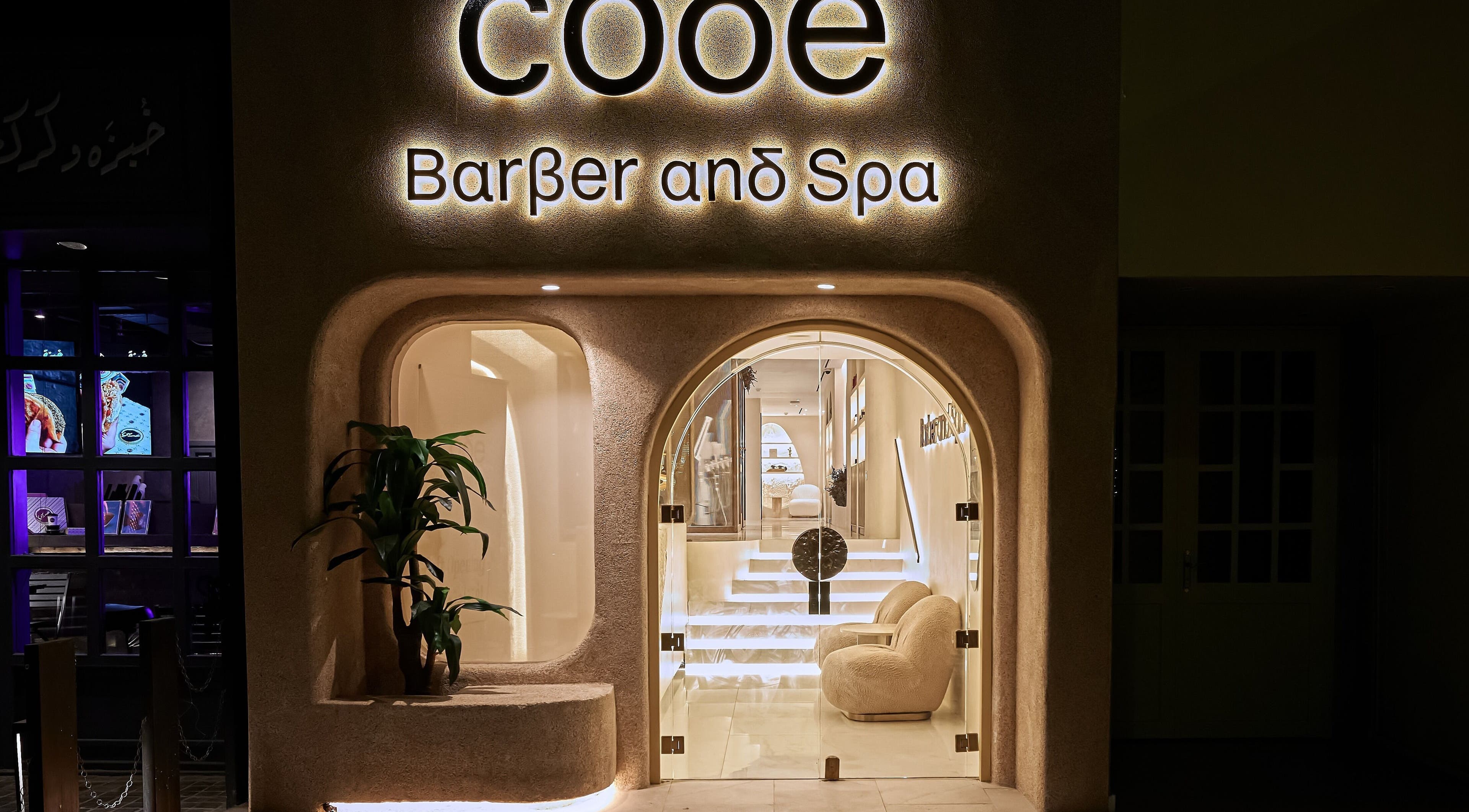 مدخل Code Barber&Spa المضاء في جدة، منطقة مكة، السعودية.