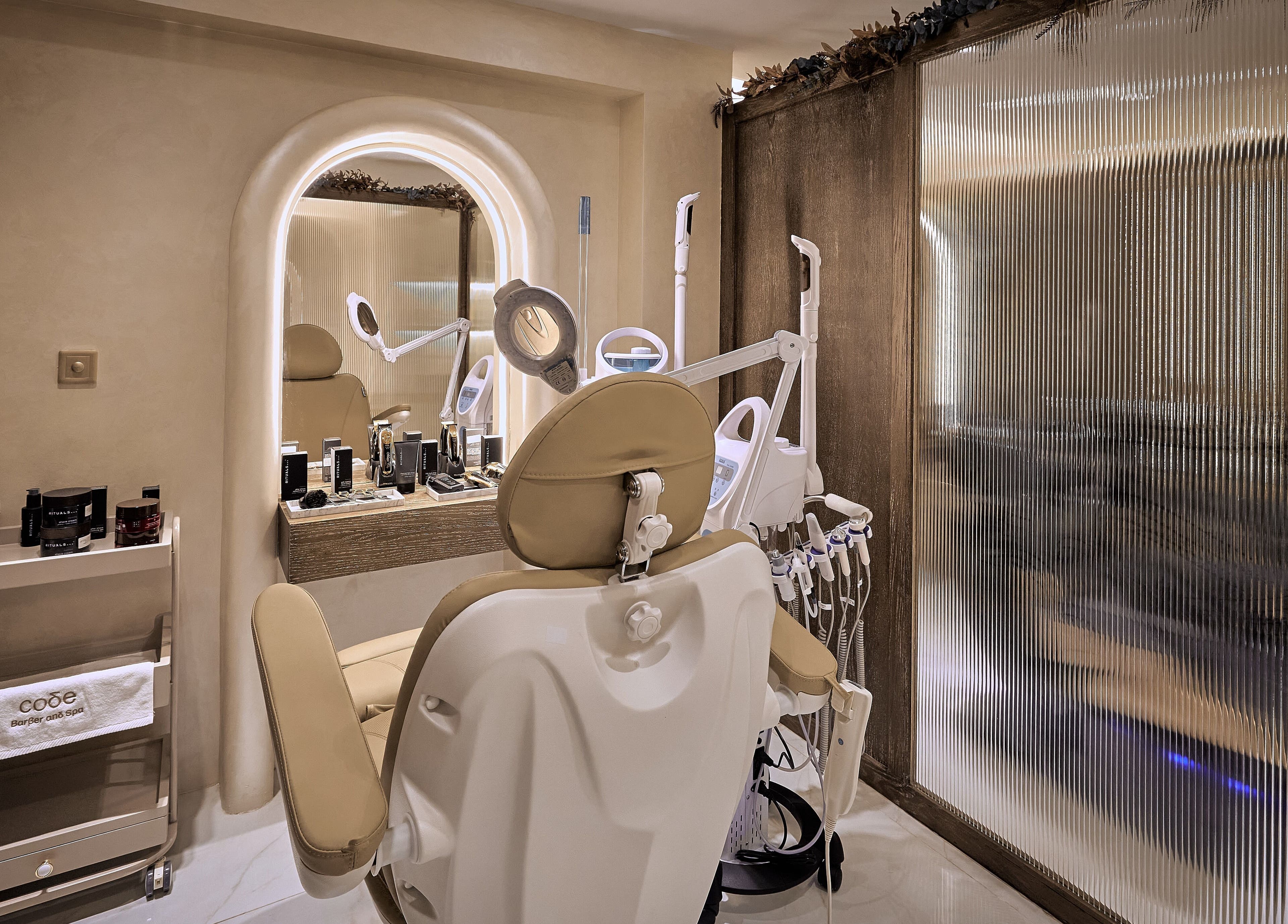 غرفة علاج مجهزة بالكامل في Code Barber&Spa، جدة، مكة المكرمة، السعودية، تعكس الراحة والفخامة.