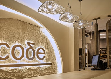 ديكور استقبال Code Barber&Spa في جدة، منطقة مكة، السعودية، يتألق بأضواء عصرية.