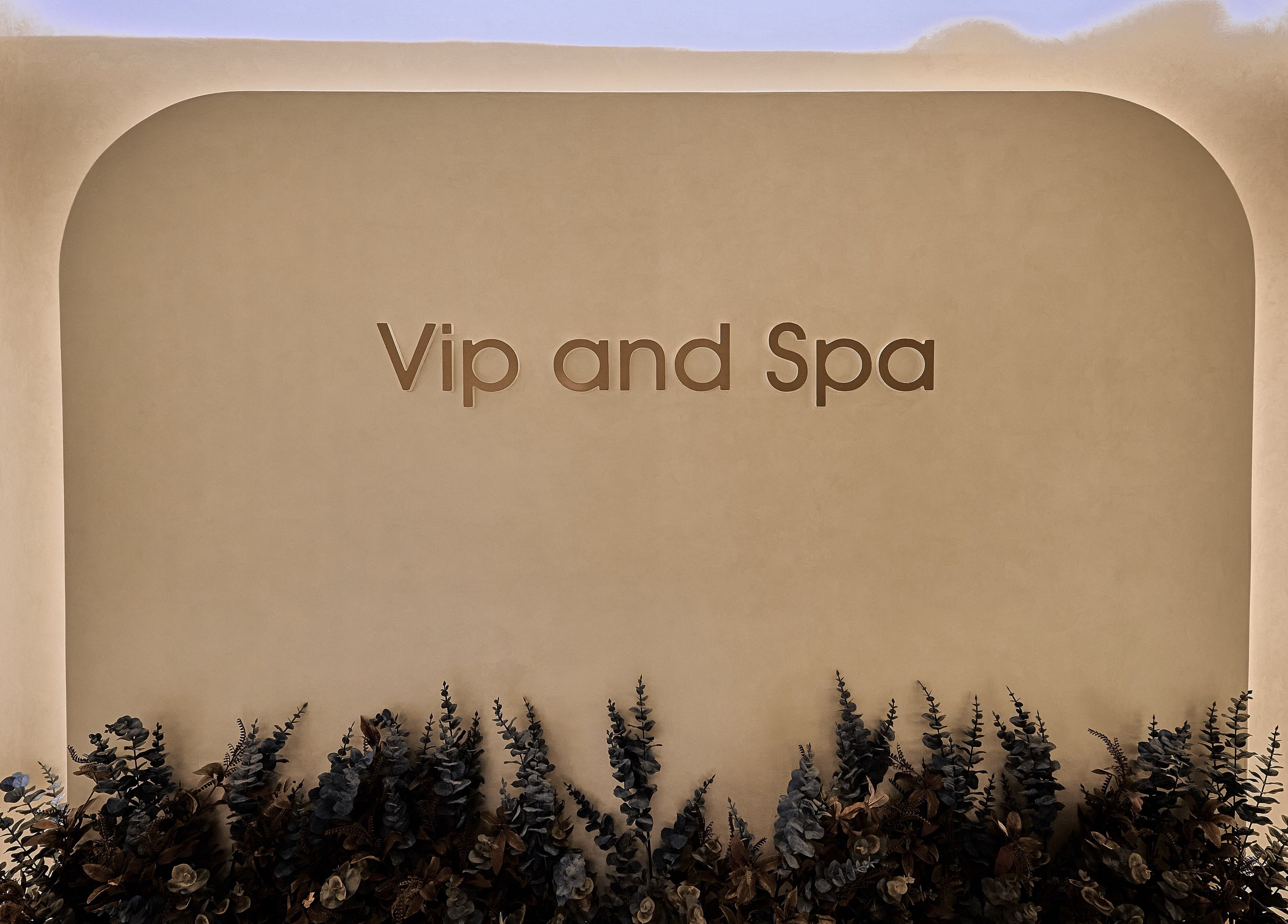 لوحة ديكور في Code Barber&Spa بجدة، منطقة مكة المكرمة، SA مع عبارة في آي بي وسبا.