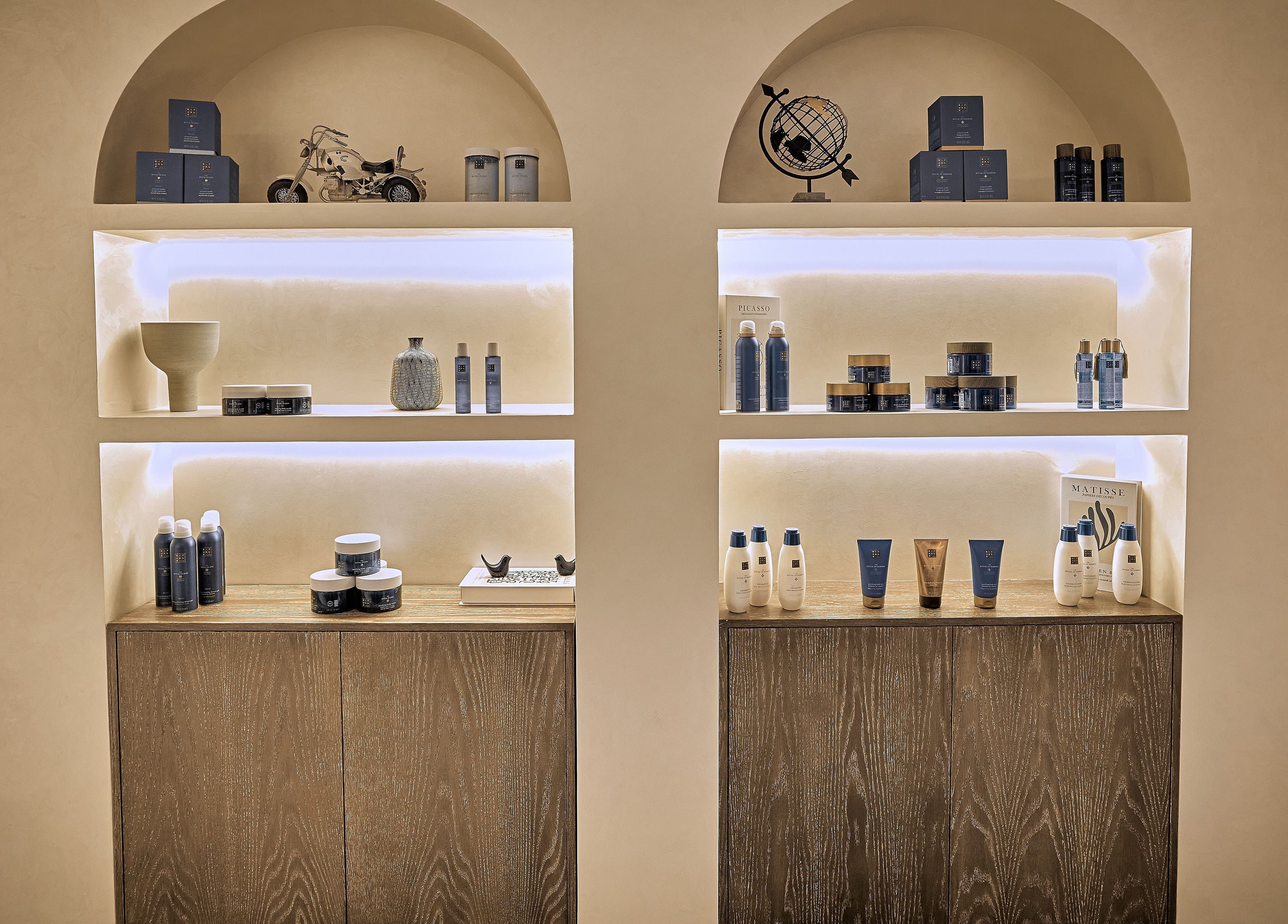 عرض منتجات تجميل في Code Barber&Spa بجدة، منطقة مكة المكرمة، السعودية.