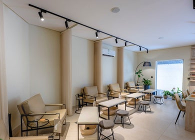 Relaxing seating area at Aroma Spa in Riyadh, Riyadh Province, SA, offering a calming ambiance for wellness.