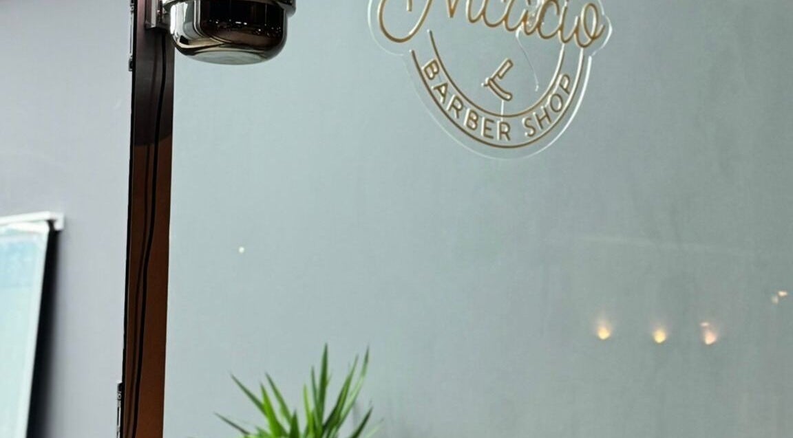 Logotipo do Nicacio Barber Shop na porta de vidro em Vila Verde, Braga, PT.