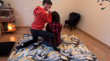 Séance de massage en duo à Céline Roinson, Vitré, Bretagne, FR, soulageant et apaisant sur tapis coloré.