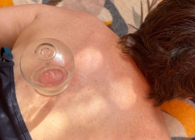 Thérapie de ventouses au salon Céline Roinson à Vitré, Bretagne, FR pour un bien-être optimal.