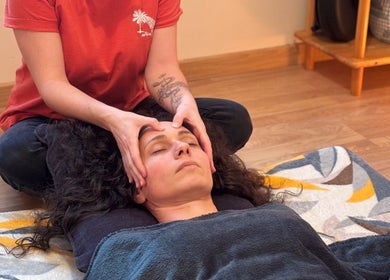 Massage du visage chez Céline Roinson à Vitré, Bretagne, FR pour une détente absolue.
