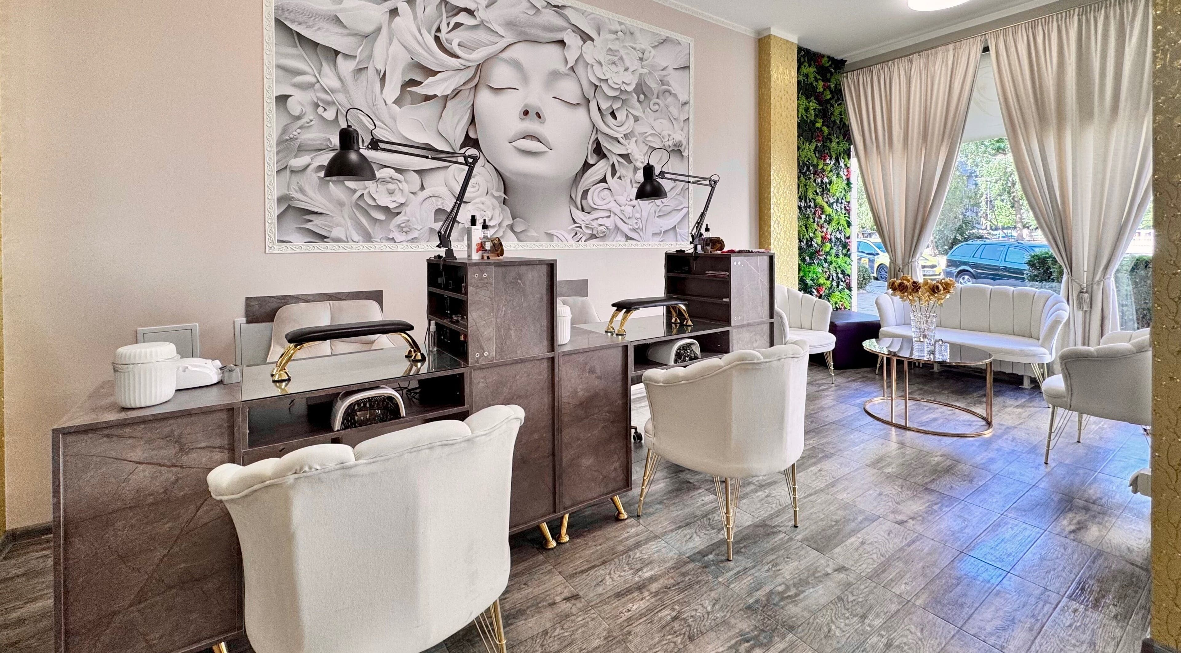 Салон в NAILS ROOM, София, Област София, BG с елегантен интериор и комфортни столове.