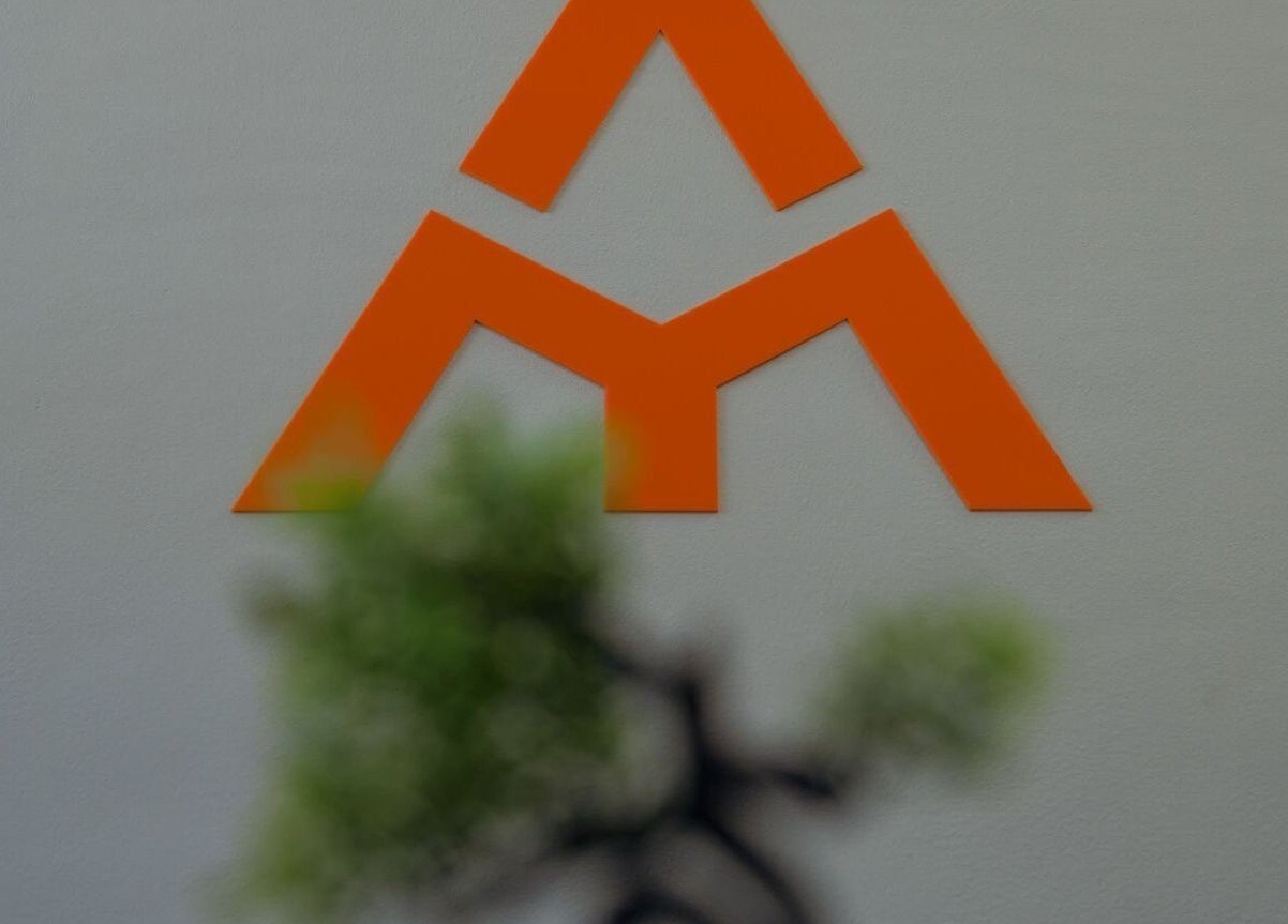 Емблема на стената в Атмосфера 2000 ЕООД, София, София-град, БГ. Декоративен елемент с елегантност.