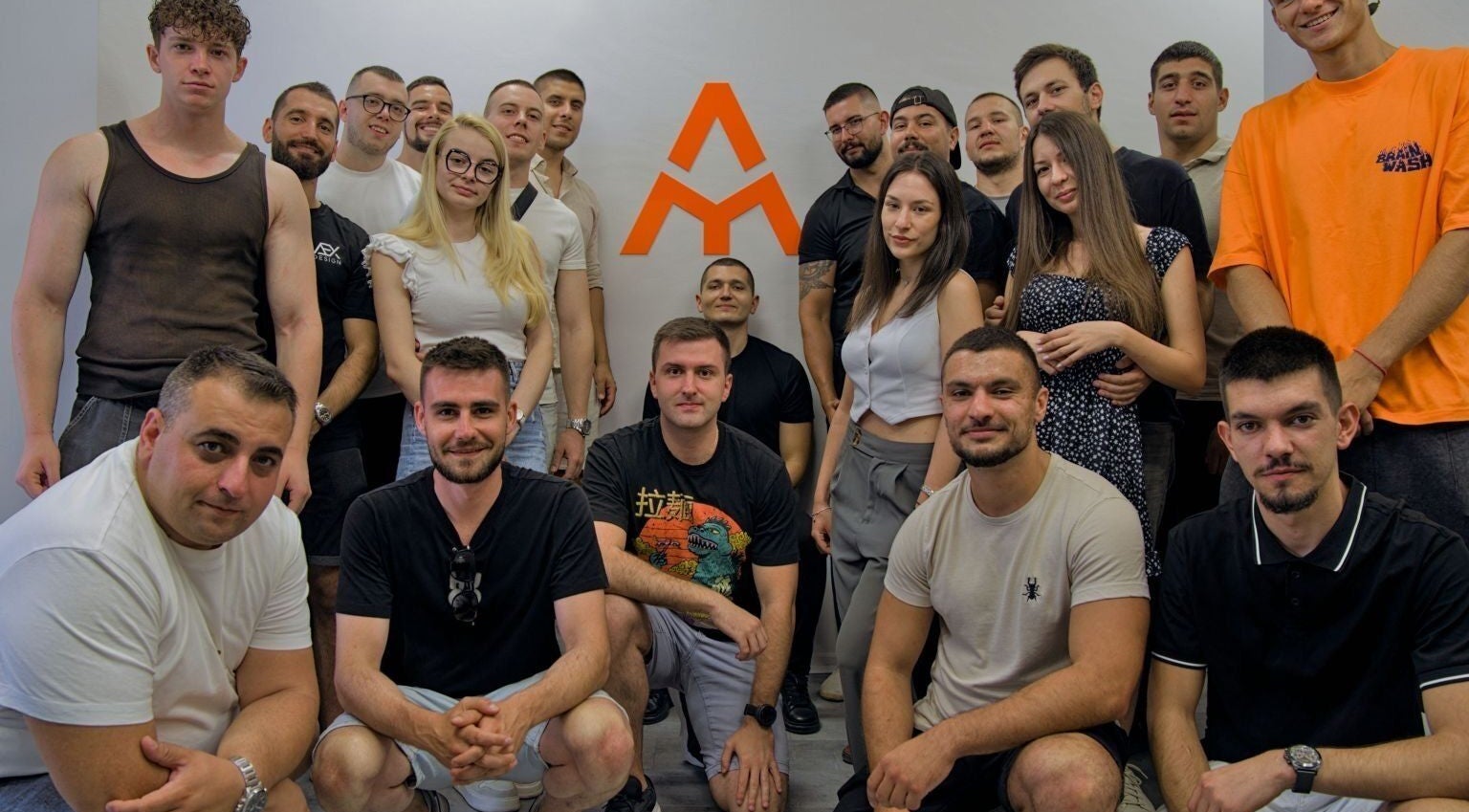 Група хора в Атмосфера 2000 ЕООД, Sofia, Sofia City Province, BG, усмихнати пред лого.