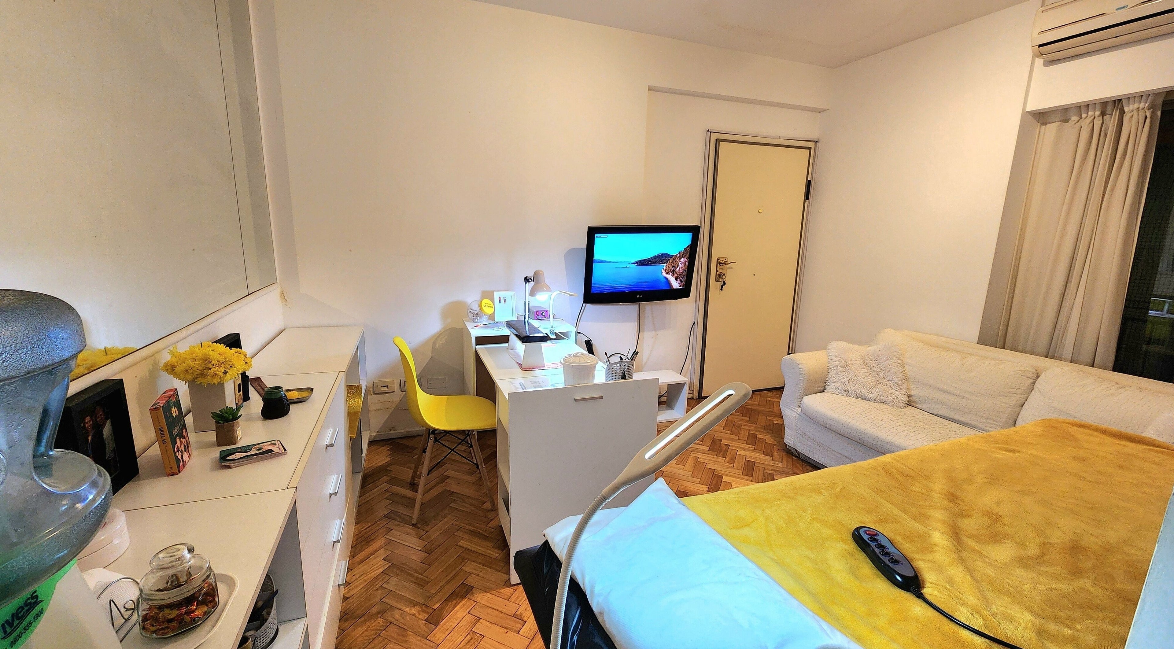 Sala de tratamiento en Zaes Beauty, Buenos Aires, Ciudad Autónoma De Buenos Aires, AR, con decoración acogedora.