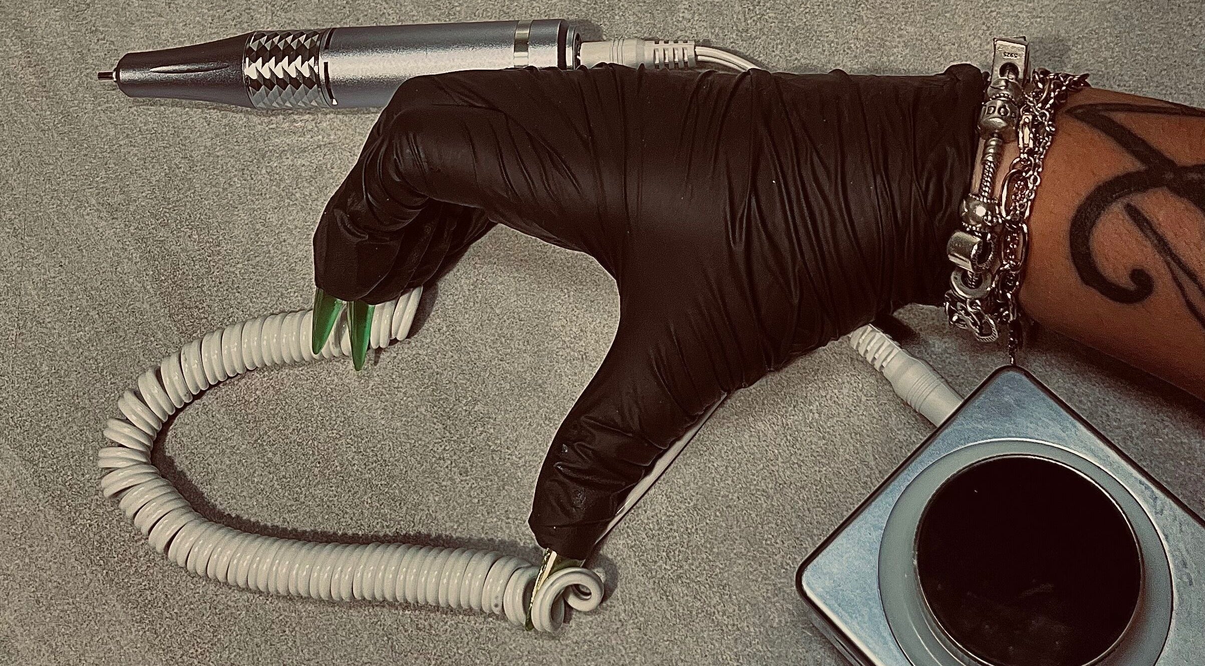 Gant noir et outil nail art à L’institut de Moon, Loos, France, FR.